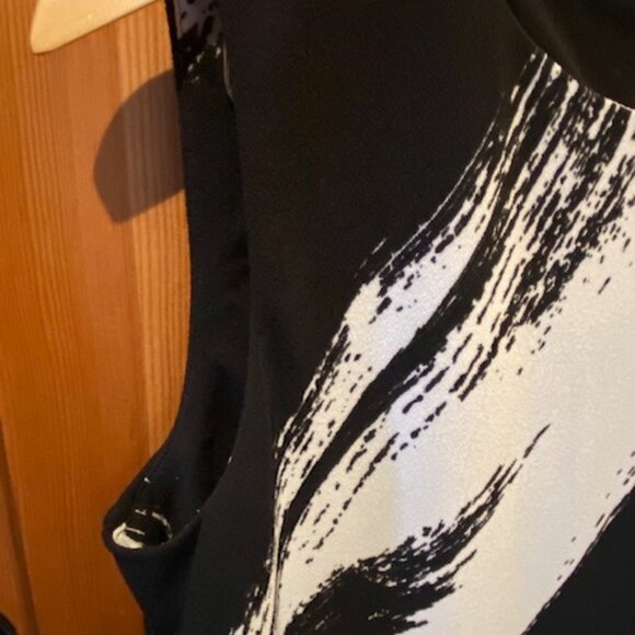 Donna Karan Women's Printed Crewneck Sleeveless Black Cream Top Sz M - Picture 3 of 6